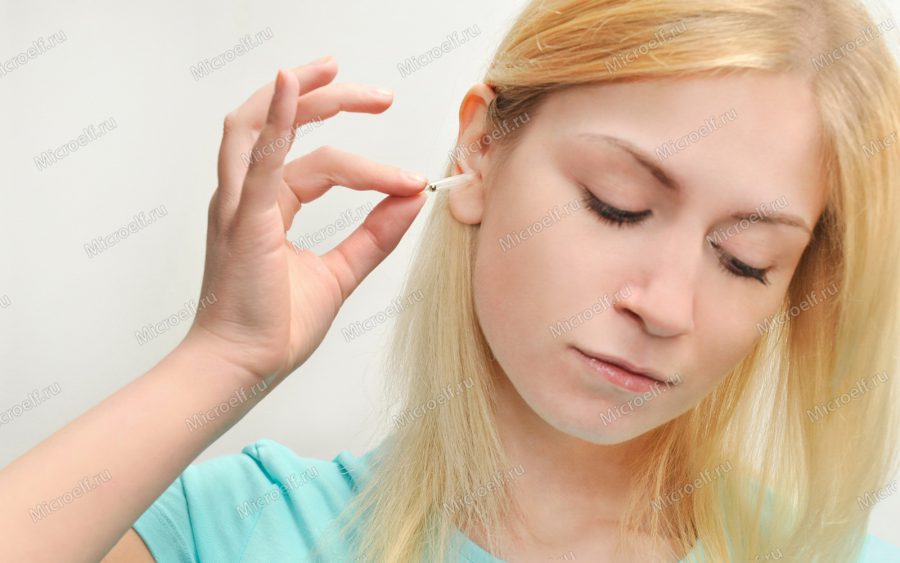 Магнитный микронаушник закидывается в ухо